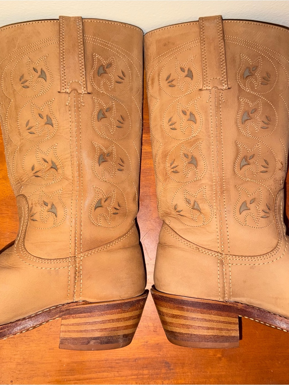 Vintage Frye Austin Nubuck Suede Cowgirl Boots Tooled Flower Inlay USA 6 M - Picture 2 of 8
